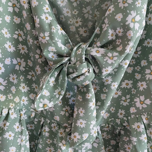 BloomChic Light Green Floral Peplum Tank Top Women's Size 12 - Picture 3 of 10